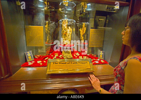 Un oriental lady guarda la "mano di fede " Golden Nugget presentano al Golden Nugget Casino, Downtown Las Vegas, Nevada Foto Stock