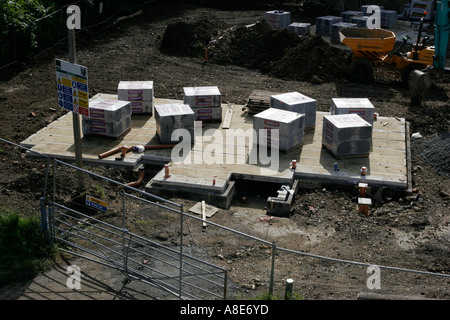 Basamenti e base in cemento della nuova casa sul sito in costruzione Foto Stock