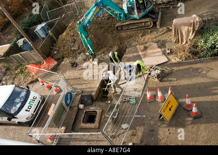 Lo scavo della trincea di servizio per un nuovo sviluppo di alloggiamento Foto Stock