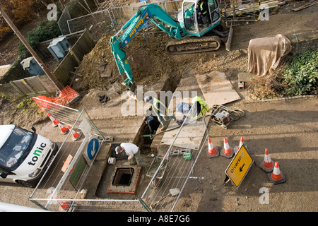 Lo scavo della trincea di servizio per un nuovo sviluppo di alloggiamento Foto Stock