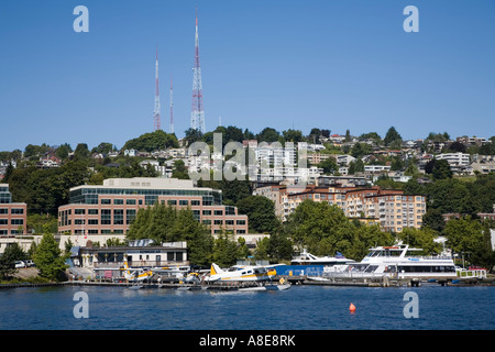 Barche e piani sul lago Washington con antenne radio su di una collina a Seattle Stati Uniti d'America Foto Stock