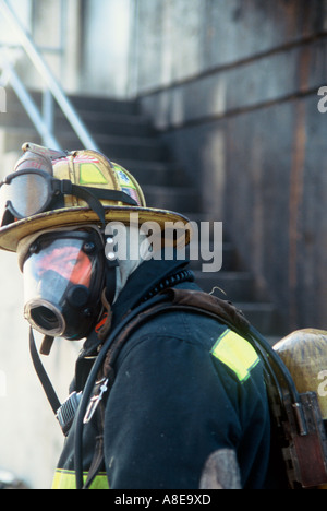Un intenso sguardo da un incendio fighter in Wisconsin presso un centro di formazione per i vigili del fuoco Foto Stock
