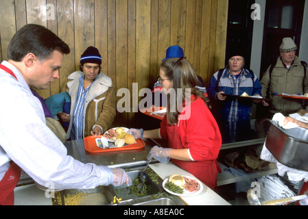 L'uomo 34 servita la cena di Natale da volontari chiesa Soup Kitchen. Minneapolis Minnesota USA Foto Stock