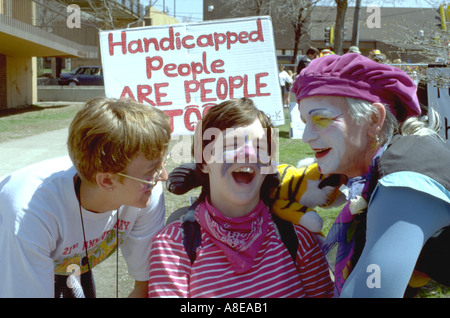 Pagliacci dimostrando per portatori di handicap di uguaglianza nel giorno di maggio Festival Parade età 16 e 40. Minneapolis Minnesota USA Foto Stock