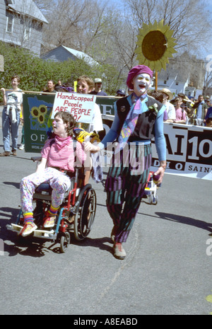 Pagliacci dimostrando per portatori di handicap di uguaglianza nel giorno di maggio Festival Parade età 16 e 40. Minneapolis Minnesota USA Foto Stock