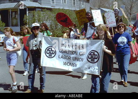 Alle donne i sindacalisti marciando nel cuore della bestia può Day Festival Parade. Minneapolis Minnesota USA Foto Stock