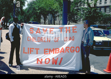 Manifestanti età 27 e 42 per il sollevamento dell'embargo iracheno. Washington DC USA Foto Stock