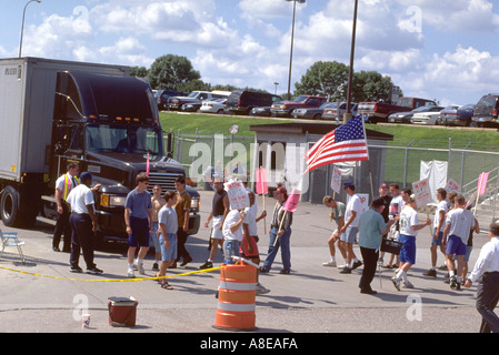 I manifestanti in piedi nella parte anteriore del carrello in corrispondenza del sciopero UPS. Minneapolis Minnesota USA Foto Stock