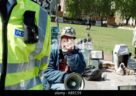 Brian Haw Parliament Square Londra giorno di maggio 2003 politica politica contro la guerra pace pacifista di polizia veglia demo non nel mio nome demo Foto Stock