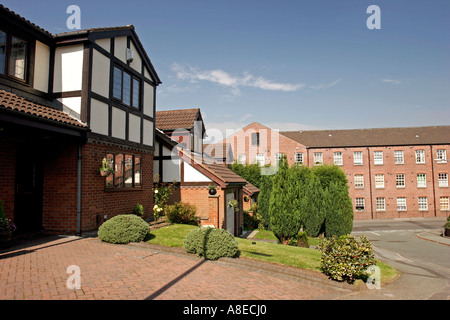 Cheshire Stockport Woodley Wyecroft chiudere una scatola nuova e mill convertito in alloggio residenziale Foto Stock