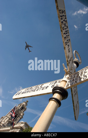 Cheshire Stockport Centro aereo sopra il vecchio Municipio di orientamento per giunzione Foto Stock