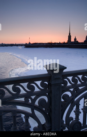Tramonto sul fiume congelato Bolshaya Nevka con la Fortezza di Pietro e Paolo in background. San Pietroburgo. La Russia. Foto Stock