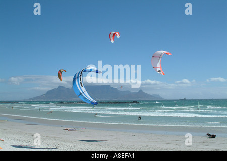 Il parasailing su Table Bay a Bloubergstrand a poche miglia da Cape Town in background Table Mountain Cape Town Foto Stock