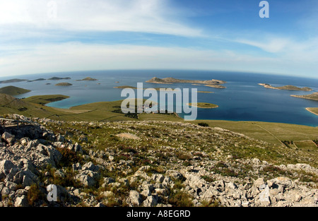 Vista sul parco nazionale di Kornati Croazia dalla cima della montagna. Foto Stock