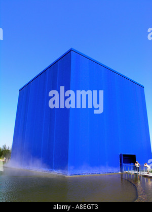 Il big blue cube che è coperto in un flusso costante di acqua corrente Foto  stock - Alamy