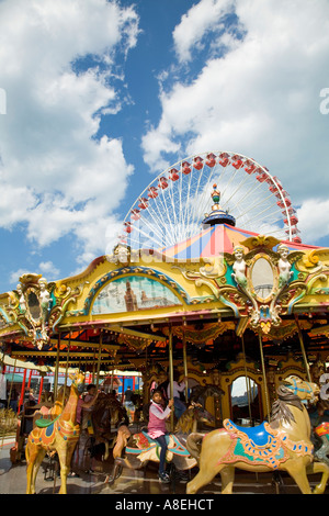 CHICAGO Illinois ragazza ride Merry Go Round a Navy Pier ruota panoramica Ferris Amusement Rides Foto Stock