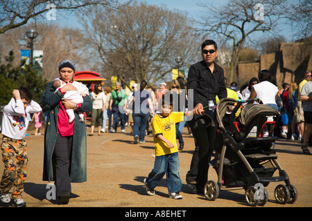 CHICAGO in Illinois i visitatori al Lincoln Park Zoo famiglia araba padre spingere un passeggino madre trasportare baby due ragazzi a piedi Foto Stock
