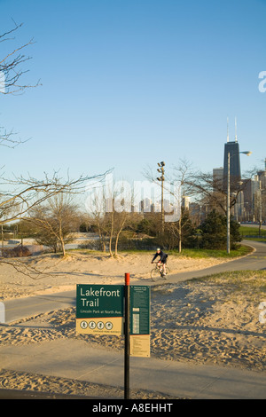 CHICAGO Illinois segno per sentiero lungolago ciclista maschio sul sentiero pavimentato lungo il lago Michigan lago Foto Stock