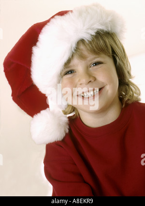 Ritratto di un giovane ragazzo in un cappello da Babbo Natale Foto Stock