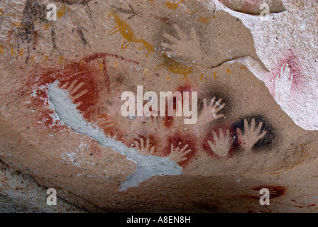 Atti di vandalismo in Cueva de las Manos del Rio Pinturas, Grotta delle Mani, Patagonia, Provincia di Santa Cruz, Argentina Foto Stock