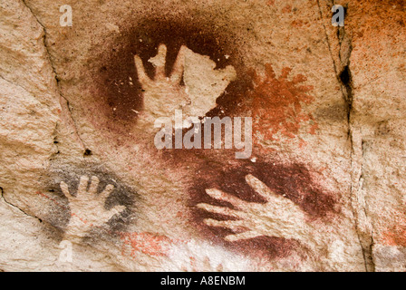 Atti di vandalismo in Cueva de las Manos del Rio Pinturas, Grotta delle Mani, Patagonia, Provincia di Santa Cruz, Argentina Foto Stock