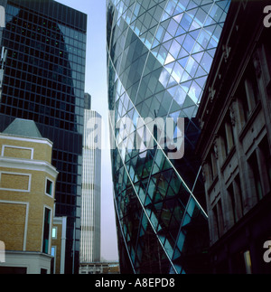 Il Gherkin Gerkin edificio a 30 St Mary Axe nella città di Londra con una vista di Nat West Tower 42 Londra UK KATHY DEWITT Foto Stock