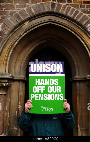 North Devon il personale degli enti locali che colpiscono oggi in seguito ad una disputa con i datori di lavoro sulle pensioni Foto Stock