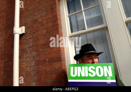 Devon il personale degli enti locali che colpiscono oggi in seguito ad una disputa con i datori di lavoro sulle pensioni Foto Stock