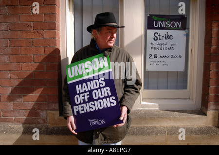 North Devon il personale degli enti locali che colpiscono oggi in seguito ad una disputa con i datori di lavoro sulle pensioni Foto Stock