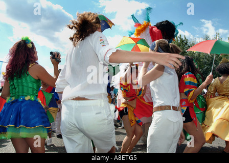 CARNAVAL DEL PUEBLO LATIN AMERICAN CARNAVAL A SOUTHWARK BURGES PARK la gente ballare Agosto 2005 Foto Stock