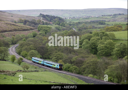 Un treno sul Esk Valley Railway in esecuzione nei pressi di Commondale North Yorkshire, Inghilterra Foto Stock