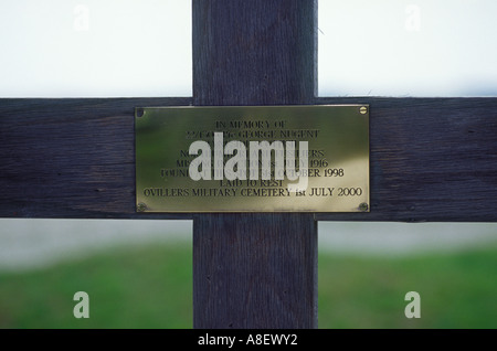 Una croce a ricordo della scoperta di un WW1 soldato corpo presso il Cratere Lochnagar, La Boiselle nel 1998 Le Somme Picardia, Francia Foto Stock