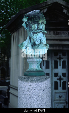 Busto di Manet (1832-1883) presso la sua tomba nel cimitero di Passy Parigi Francia Foto Stock