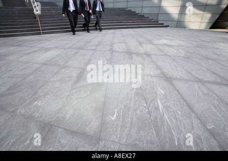 Gli uomini d' affari a piedi attraversata concourse Foto Stock