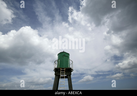 Un porto di ingresso luce di avvertimento contro un cielo glorioso a Whitby North Yorkshire, Inghilterra Foto Stock