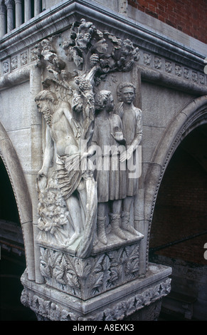 'Drunkenness di Noè' scultura su un angolo del Palazzo Ducale Venezia Italia Foto Stock