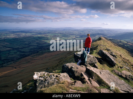 WALKERS sul nero collina con vista sulla valle d'oro HEREFORDSHIRE UK Foto Stock