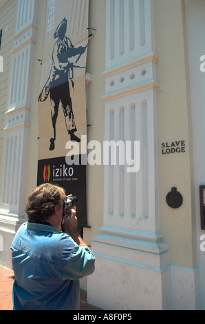 Un turista di fotografare l'entrata dell'Iziki Slave Lodge Museum su Adderly Street, Città del Capo, Sud Africa. Foto Stock