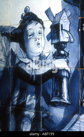 Vecchie mattonelle Delft di un ragazzo soffia un giocattolo di mulino a vento, a De Porceleyne Fles Fabbrica e Museo Delft, Paesi Bassi. Foto Stock
