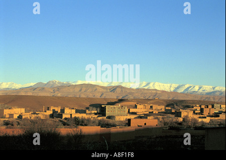 Marocco il villaggio di Ait impossibili con la Snow capped alto atlante in background Foto Stock