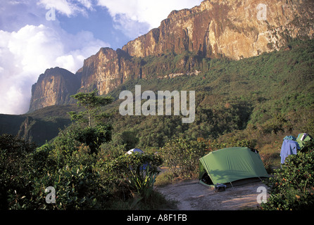 Approccio TREKKERS la mole imponente della parte superiore della tavola MOUNTAIN reso famoso da Conan Doyle nel suo libro il mondo perduto Foto Stock