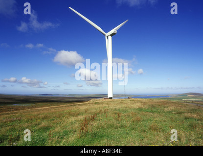 dh turbine eoliche ELETTRICITÀ UK Nordex Wind Burgar Hill Evie Orkney singolo scozia turbina potenza paesaggio Windfarm blu cielo campagna Foto Stock