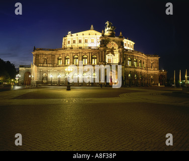 Geografia / viaggi, in Germania, in Sassonia, Dresda, teatri, Semper Opera House, architetto: Gottfried Semper, costruito: 1838 - 1841, vista esterna, la piazza del teatro, Additional-Rights-Clearance-Info-Not-Available Foto Stock