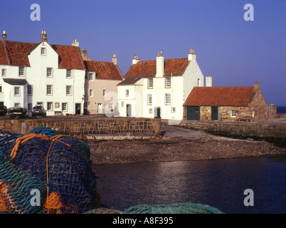 Dh Harbour PITTENWEEM FIFE Quayside reti da pesca Fife case di villaggio della Scozia East Neuk coastal Foto Stock