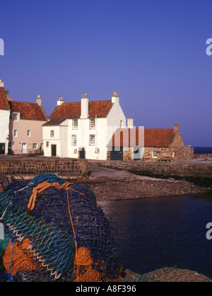 Dh Harbour PITTENWEEM FIFE Quayside reti da pesca Fife case di villaggio essiccamento quay costiere della Scozia net Foto Stock