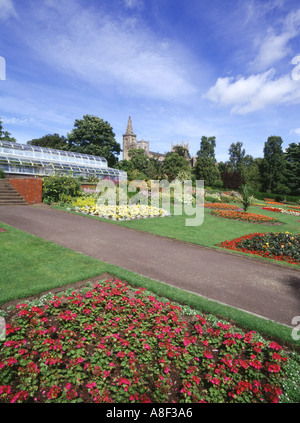 Dh Pittencrieff Park DUNFERMLINE FIFE Flora hall giardini floreali e Abbazia di Dunfermline Scozia giardino di fiori Foto Stock