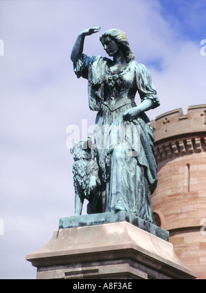 dh Flora MacDonalds statua INVERNESS INVERNESSSHIRE storico jacobite macdonald monumento 1745 ribellione eroina scozzese monumenti scozzesi Foto Stock