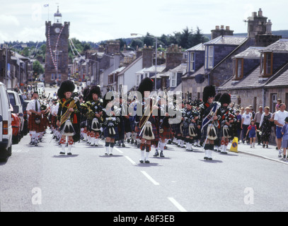 Dh Pipeband scozzese DUFFTOWN MORAY Marching street Highland bagpipes kilts sacchetto pipers Scozia Scotland Foto Stock