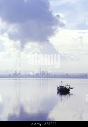 dh River Forth Grangemouth KINCARDINE FIFE Barca da pesca sulle raffinerie opere chimiche raffinerie petrolio industria scozzese porto mare scozia costa estuario uk Foto Stock