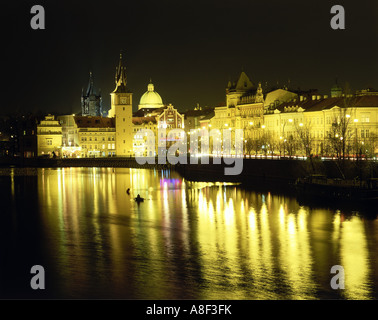 Geografia / viaggi, Repubblica Ceca, Praga, viste sulla città / cityscapes, Moldava, Smetana Quay, Bedrich Smetana Museum, Vista notte, Additional-Rights-Clearance-Info-Not-Available Foto Stock